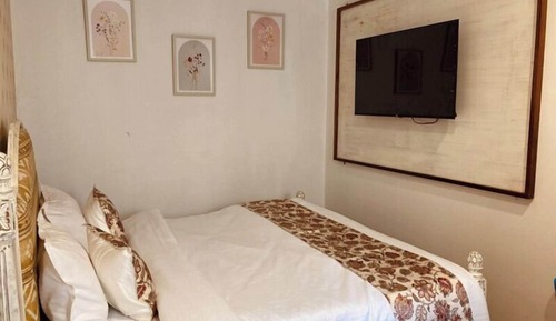 Naina Lodge Yellow Room