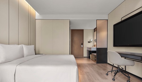 Comfort Room, 1 King Bed, City View