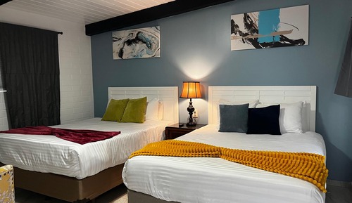Deluxe Room, 2 Queen Beds, Pets Allowed, Mountain View
