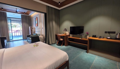 Deluxe Room, 1 King Bed, Non Smoking, Balcony