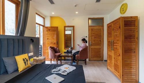 Deluxe Double Room with Balcony and Mountain View x A Block