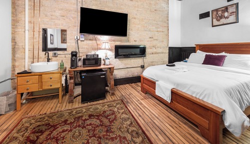 Signature Room, 1 King Bed, Shared Bathroom