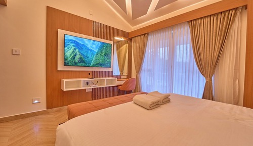 Deluxe Balcony Room