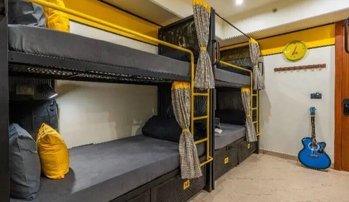 Bed in 6 Bed Mixed Dormitory with City View
