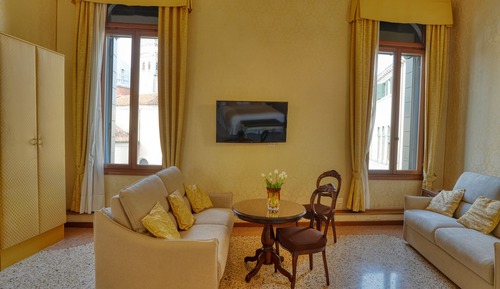 Junior Studio Suite, 1 King Bed with Sofa bed, Private Bathroom, City View