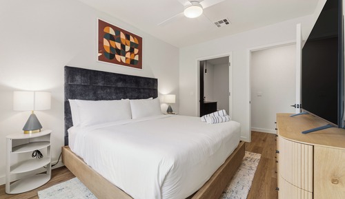 1 Bedroom Suite w/ Balcony
