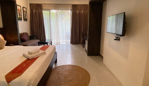 Deluxe King, Pool Access