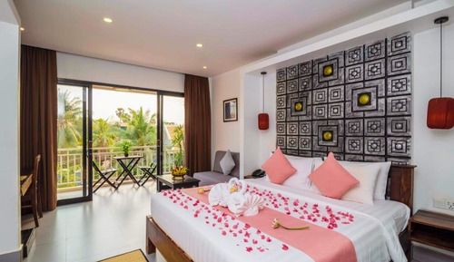 Deluxe King Room Balcony City View