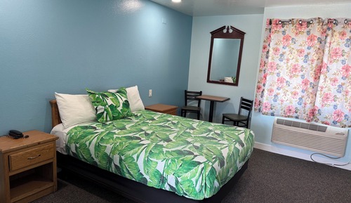 Standard Room, 1 Queen Bed, Non Smoking, Private Bathroom