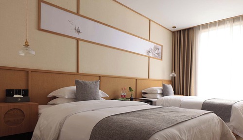 Senior Suite, Partial Lake View