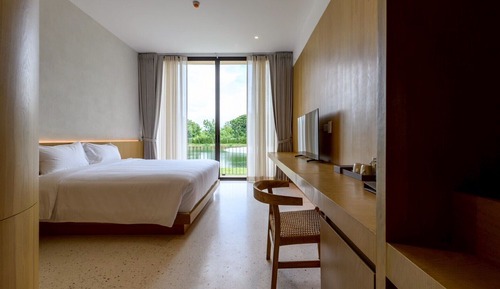 Lake View King Bed