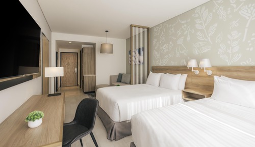 Room, 2 Queen Beds, Roll-in Shower (Accessible)
