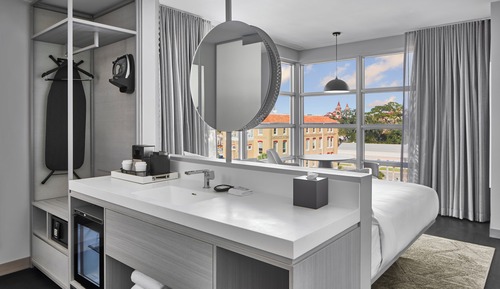 Room, 1 King Bed, City View (Corner)