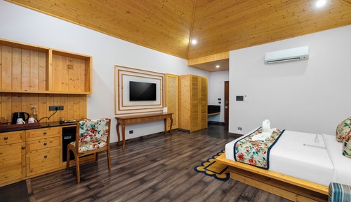Van Rekha (Luxury Forest Treeline Room with Private Balcony)