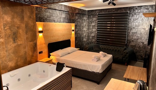 Deluxe Room, Hot Tub