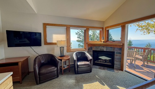 Room, Balcony (Lakefront Upper King Guestroom)
