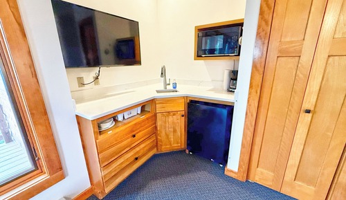 Room (Ridge & River upper left guest room)