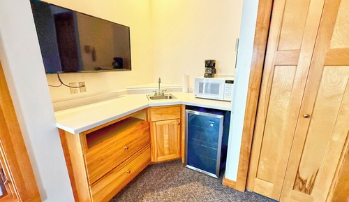 Room (Ridge & River lower left guest room)