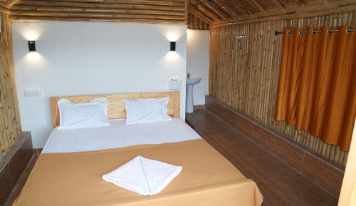 Deluxe Double Room, 1 King Bed, Garden View, Garden Area