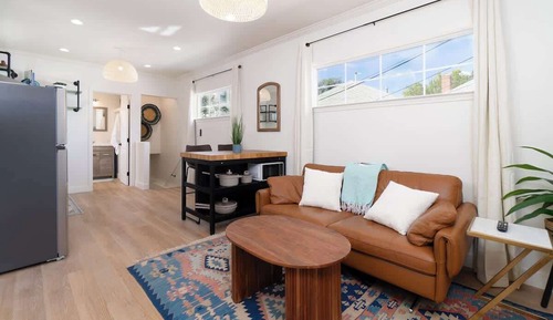 House, 1 King Bed, Patio, City View (Modern 1-BR Apartment Close to Dtwn)
