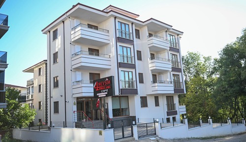 Aile Daire Bahce Manzarali