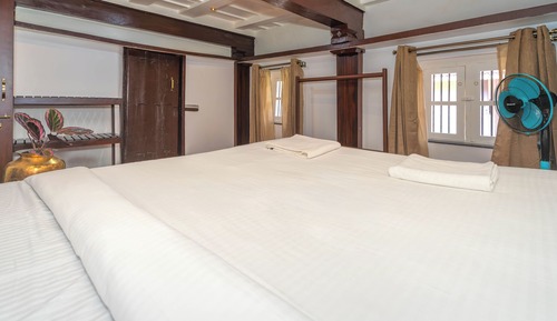 Comfort Room, Courtyard View