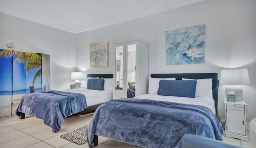 Premium Studio, 2 Queen Beds, Balcony, Canal View