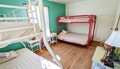 Shared Dormitory, Women only
