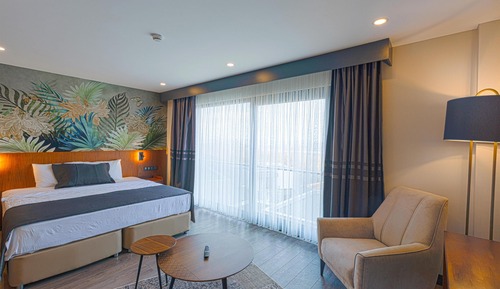 Standard Room, 1 King Bed, Non Smoking, Lake View