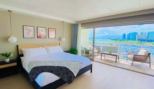 Waikiki Ocean View Studio Suite, 1 King Bed and 1 Sofa bed, Full Kitchen, 5-Minute Walk to Beach