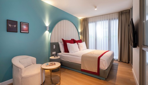 Queen Room with Atrium View