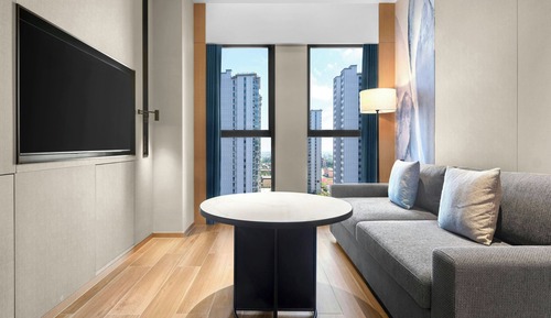 Executive Suite, 1 King Bed, City View