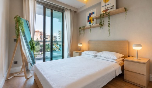 Luxury Condo, 1 Queen Bed with Sofa bed, Balcony, Pool View