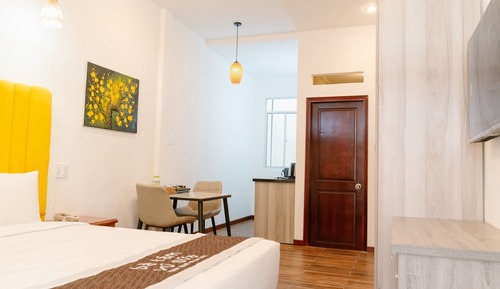 Studio, Balcony