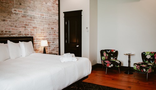 Signature Studio Suite, 1 King Bed, Kitchenette, Courtyard View