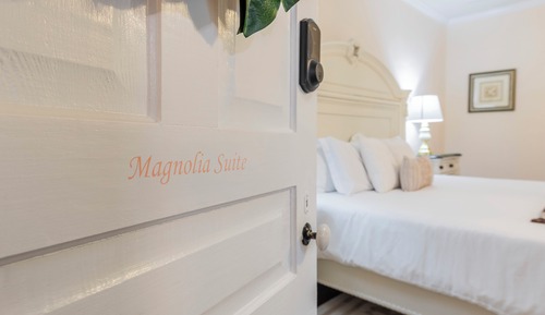 Luxury Suite, 1 King Bed, Private Bathroom