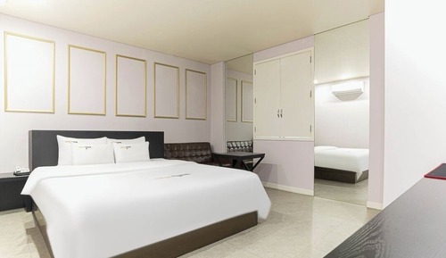 Deluxe Room + 65"TV + King Bed