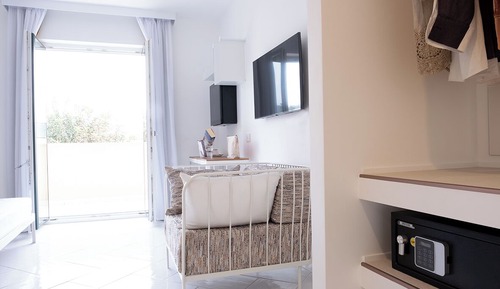 Comfort Room, Balcony