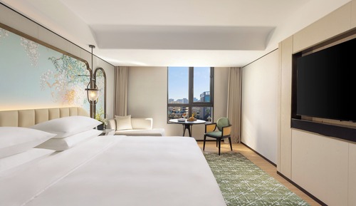 Deluxe Double Room, 1 King Bed, Private Bathroom, City View