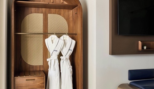 Corner Suite, 1 King Bed, Balcony, City View