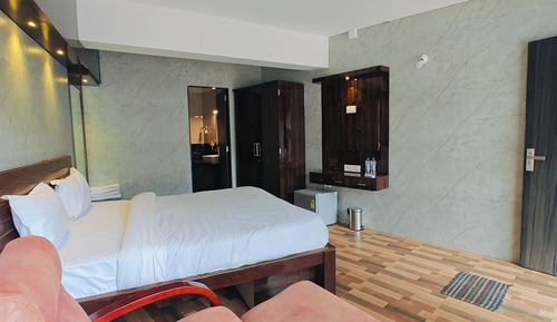 Deluxe Room, 1 King Bed, Patio, Garden View