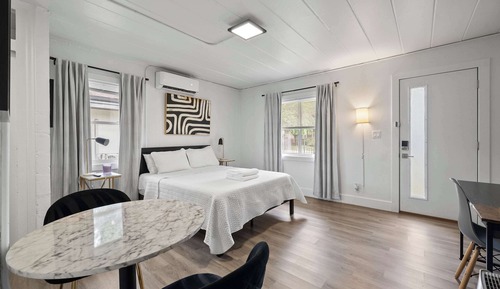 Studio Suite, 1 Queen Bed, Garden View (Chic City Retreat 97)