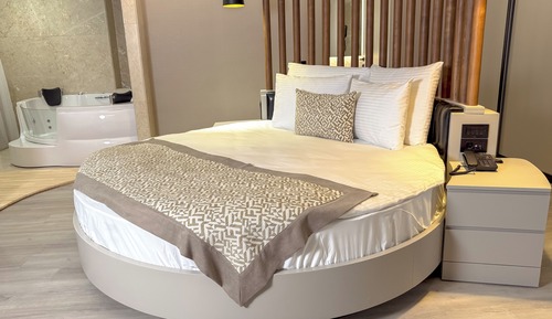 Honeymoon Room with Jacuzzi
