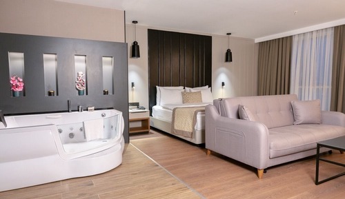 Corner Room with Jacuzzi & Balcony