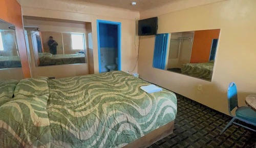 Basic Room, 1 King Bed