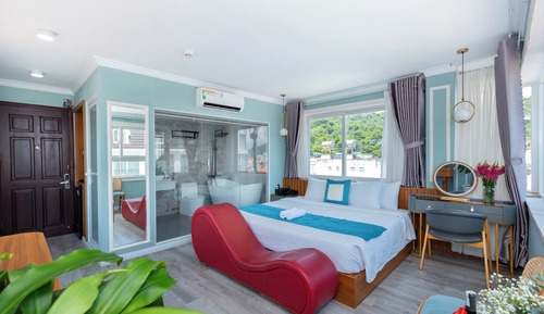 Suite with Bathtub