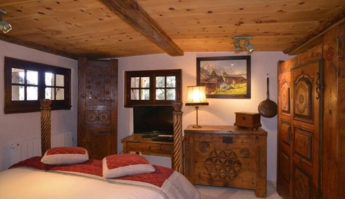 Room des Trolles with Private Indoor Jacuzzi