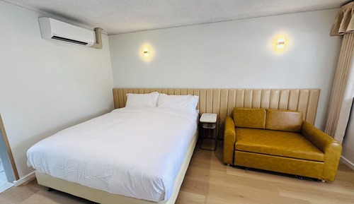 Deluxe King Room with Bathtub