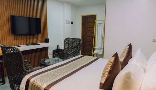 Deluxe Double Room, 1 King Bed, Non Smoking, Private Bathroom