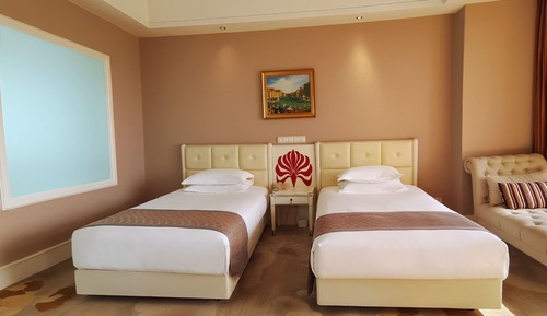 Comfort Room, Multiple Beds, Non Smoking, Courtyard View